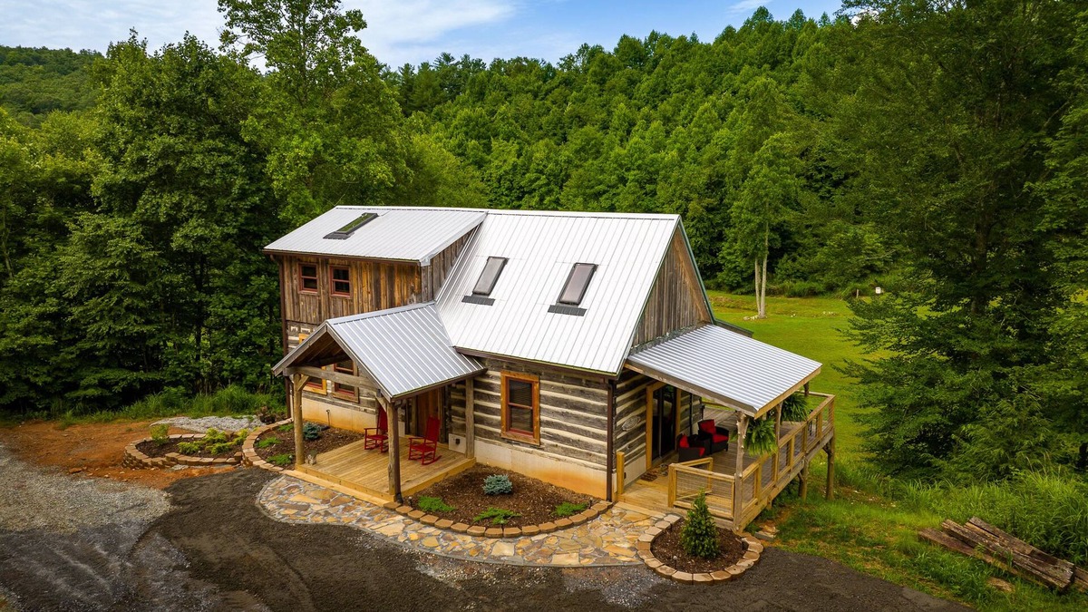 Lenoir Cabin | Creekside Cabin, located just minutes from Blowing Rock!