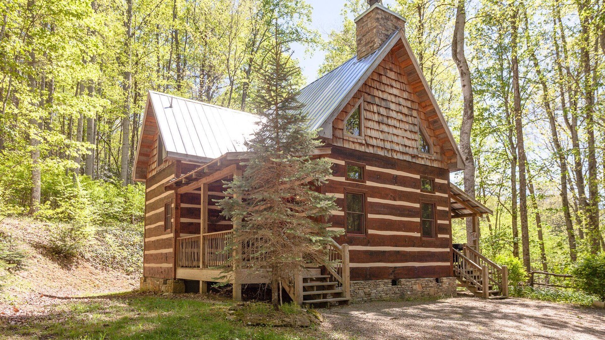 Hot Springs Cabin | Creekside Cabin - Log Cabin with Outdoor Hot Tub