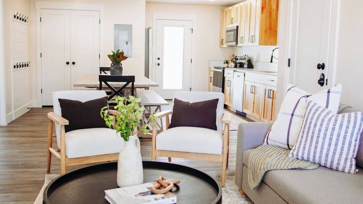 McCammon House | Creekside Cabin Magnolia stay w views and hot springs, ONE br