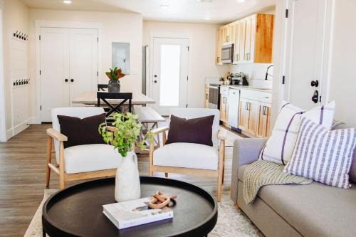 McCammon House | Creekside Cabin Magnolia stay w views and hot springs ONE br