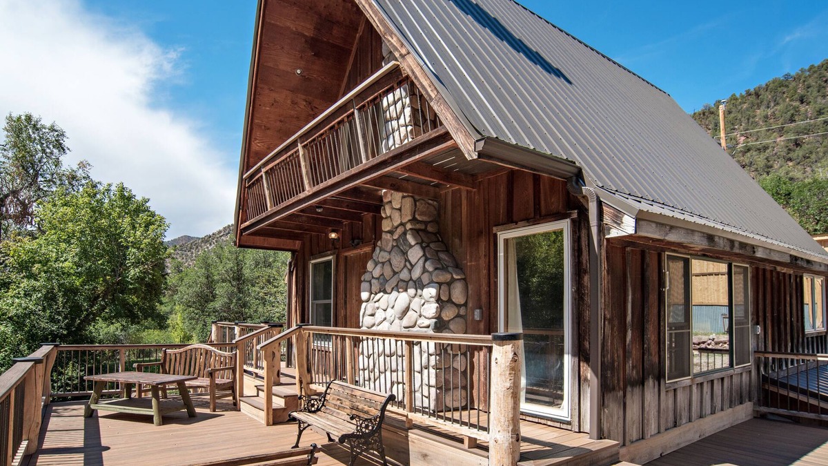 New Castle Cabin | Creekside cabin near Glenwood with outdoor kitchen