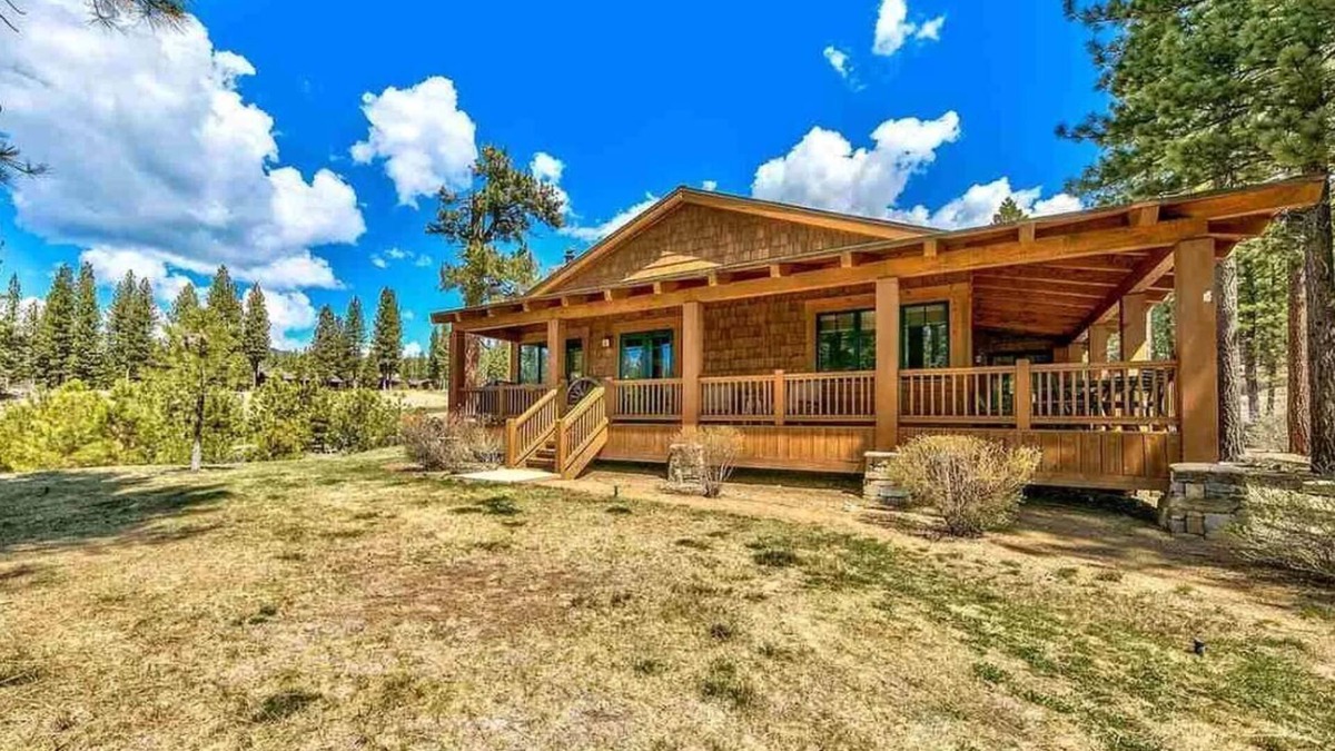 Grizzly Ranch House | Creekside Cabin on 9th hole of Grizzly Ranch Golf Club