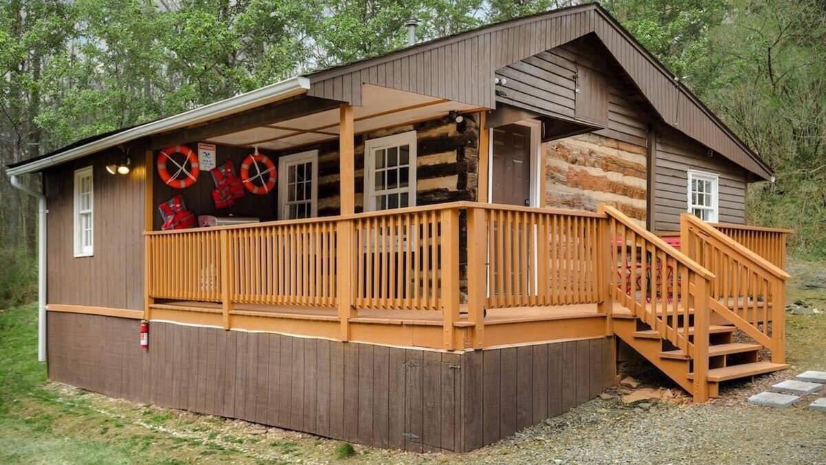 Mount Jackson Ski Chalet | Creekside Cabin w Hot Tub, Fire Pit, Deck & Grill!