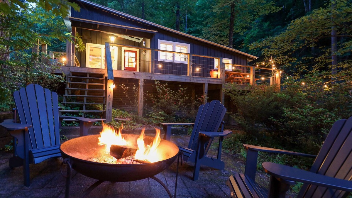 Clayton House | Creekside Cabin - Walk to Downtown