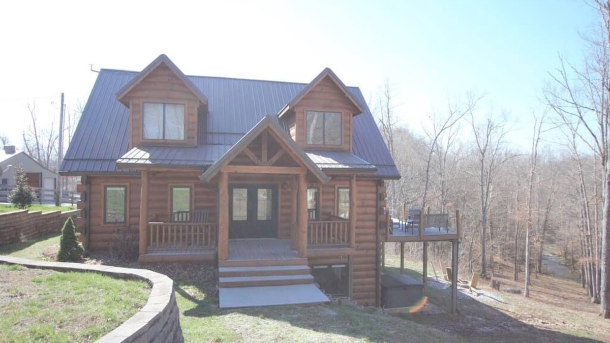 Leitchfield Cabin | Creekside Cabin with hot tub