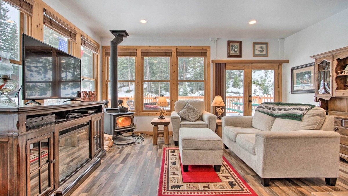 Clancy Cottage | Creekside Clancy Cabin in Helena Natl Forest!