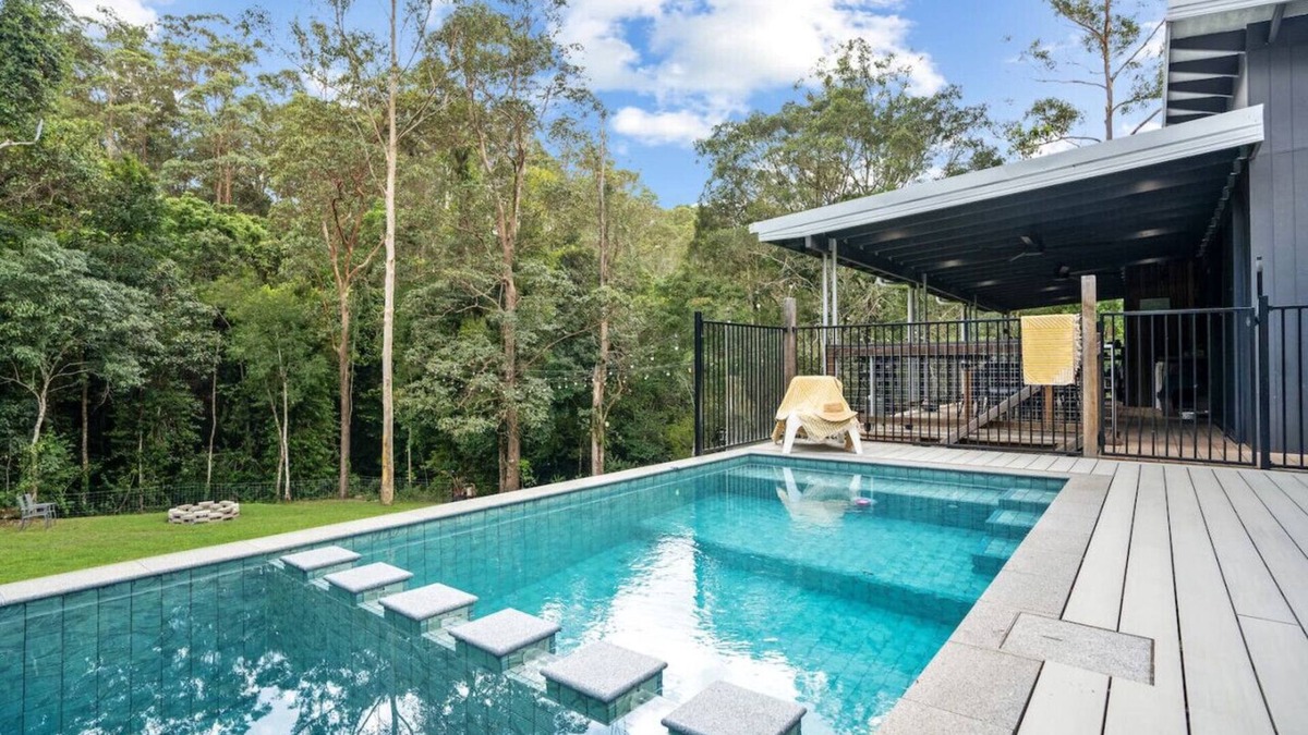 Perwillowen House | Creekside Cottage pet friendly w pool