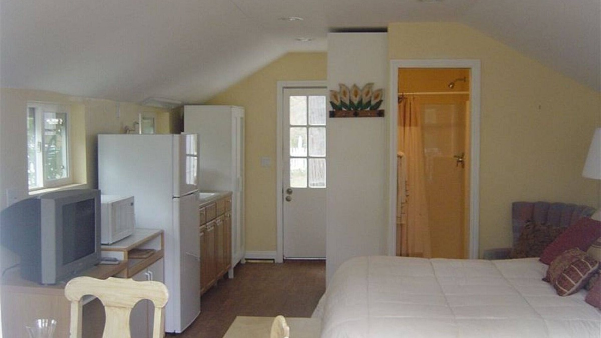 Boonville Cottage | Creekside cottage, beautiful counrty cottage (sleeps 2)