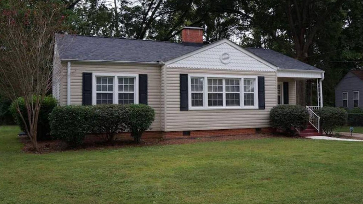 Sylacauga House | Creekside Cottage - Remodeled Mid-20th Century home in downtown Sylacauga area!