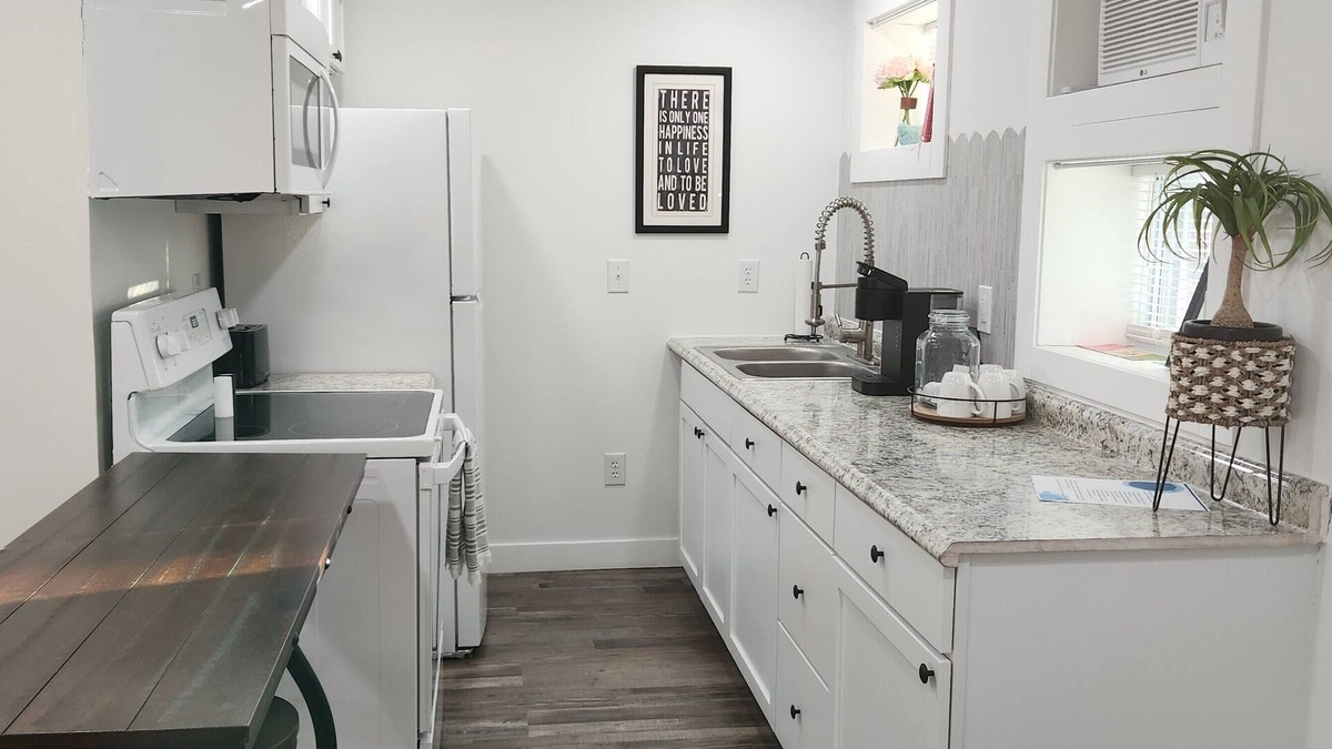 Mount Vernon Apartment | Creekside Cottage. Weekly/Monthly Discounts. Wifi. Private. Great deck!