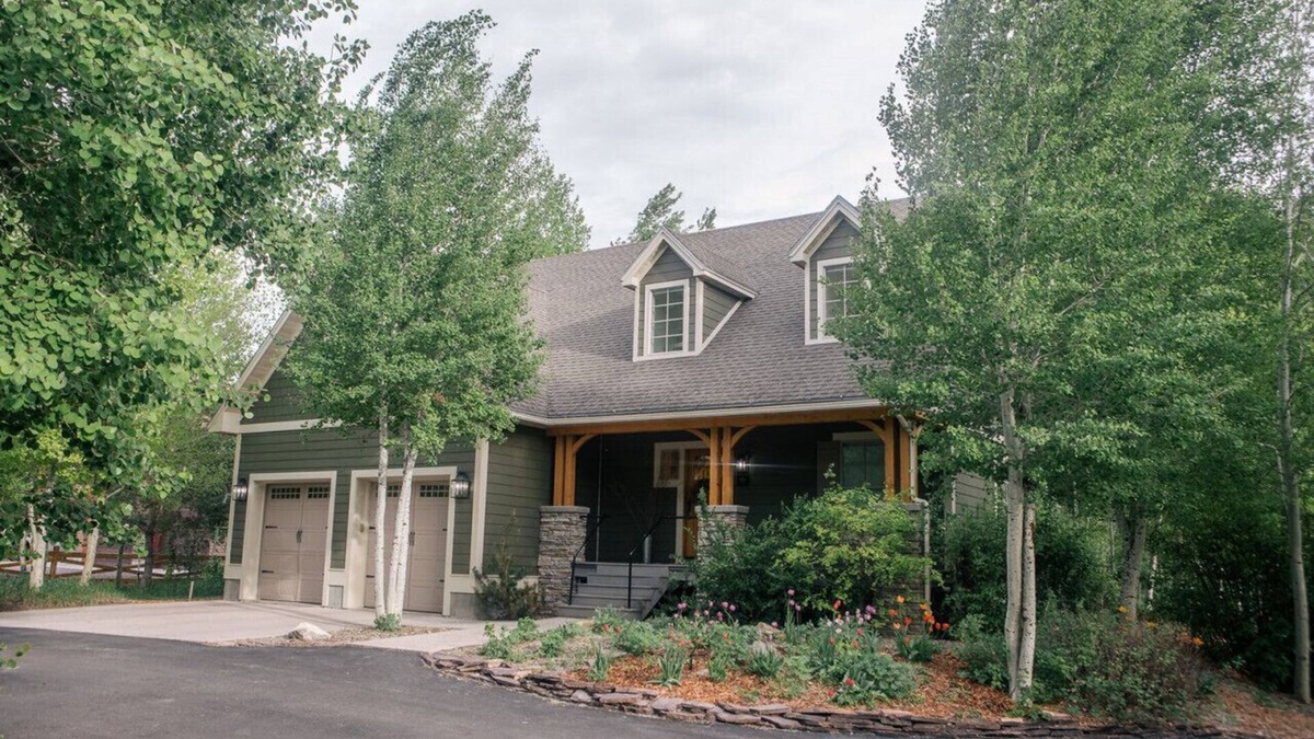Montpelier House | "Creekside Cottage" w/Rustic Cabin (Sleeps 25)