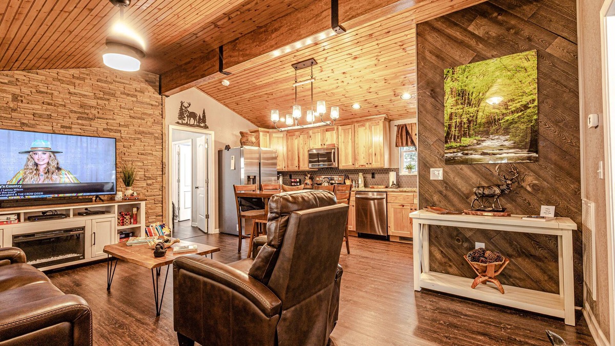 Pine Mountain Cabin | "CREEKSIDE ESCAPE" CABIN ON ROARING CREEK, HOT TUB, 2/2, BRYSON CITY