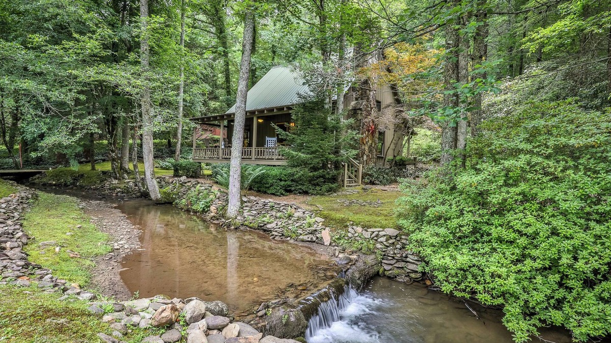Ellijay Cabin | Creekside Fairytale on Barnes Creek - Magical, Romantic Cabin