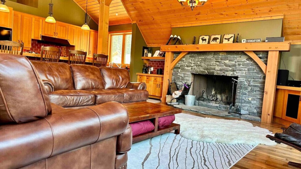 Golden Ski Chalet | Creekside Family Hideout