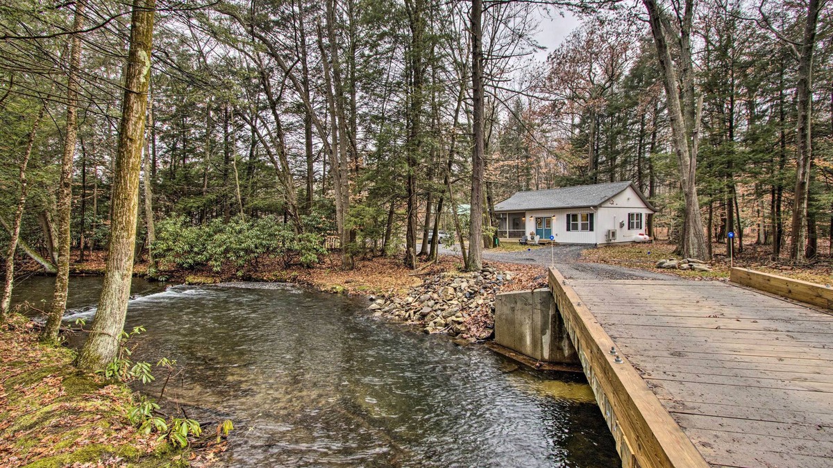 Saylorsburg Cottage | Creekside 'Lincoln Lodge' in Pocono Mtns!
