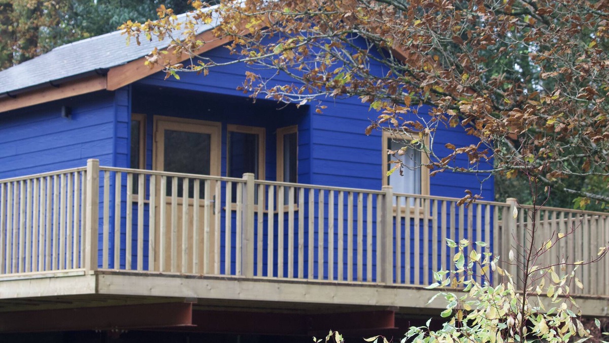 Fivelanes Cabin | Creekside Lodge Bathpool, overlooking river in Cornwall