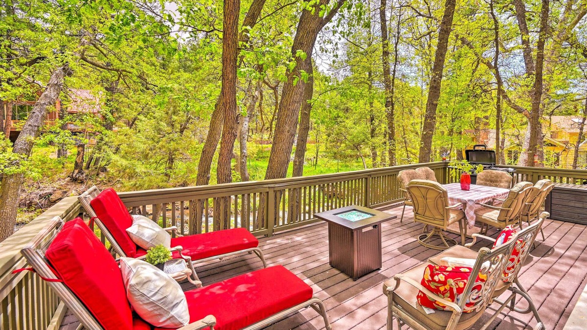 Payson Cottage | Creekside Payson Cabin w/Deck - Near Hiking!