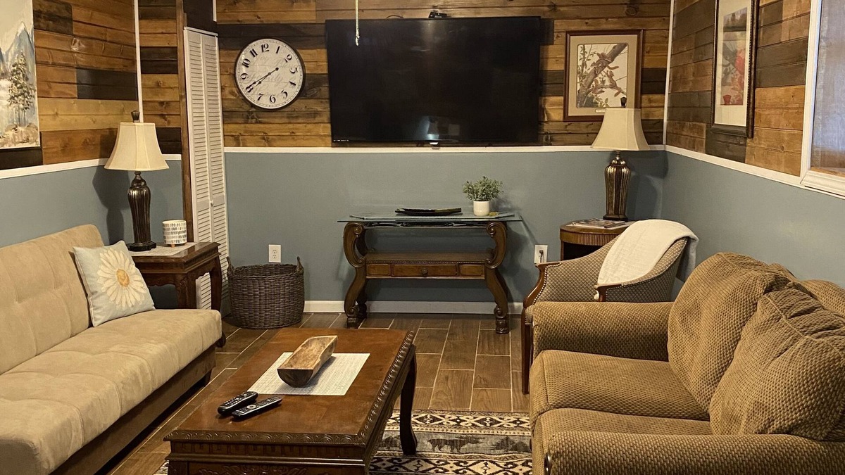 Delbarton House | Creekside Retreat, 3 bedroom, Large parking, Picnic area. Across from Trail 14