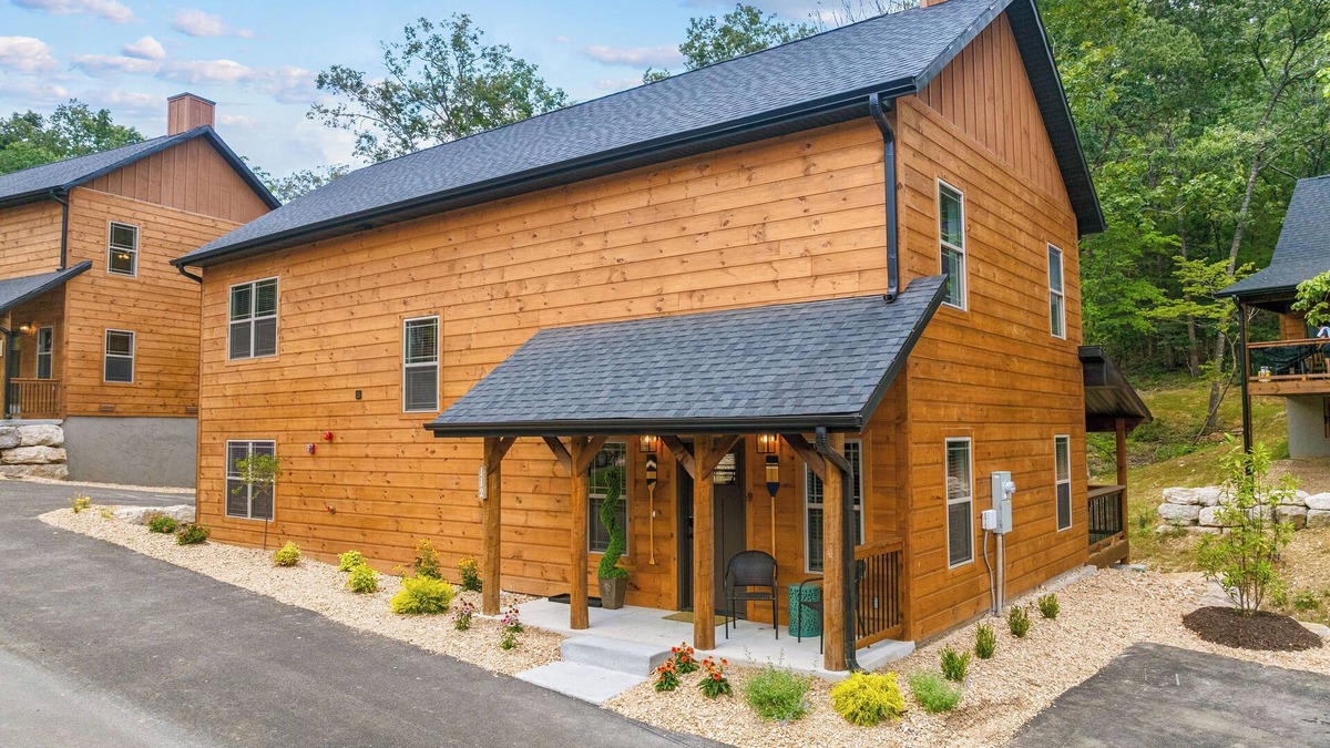 Hollister Cabin | Creekside Retreat 4BR/4BA with Private Hottub + Pond view
