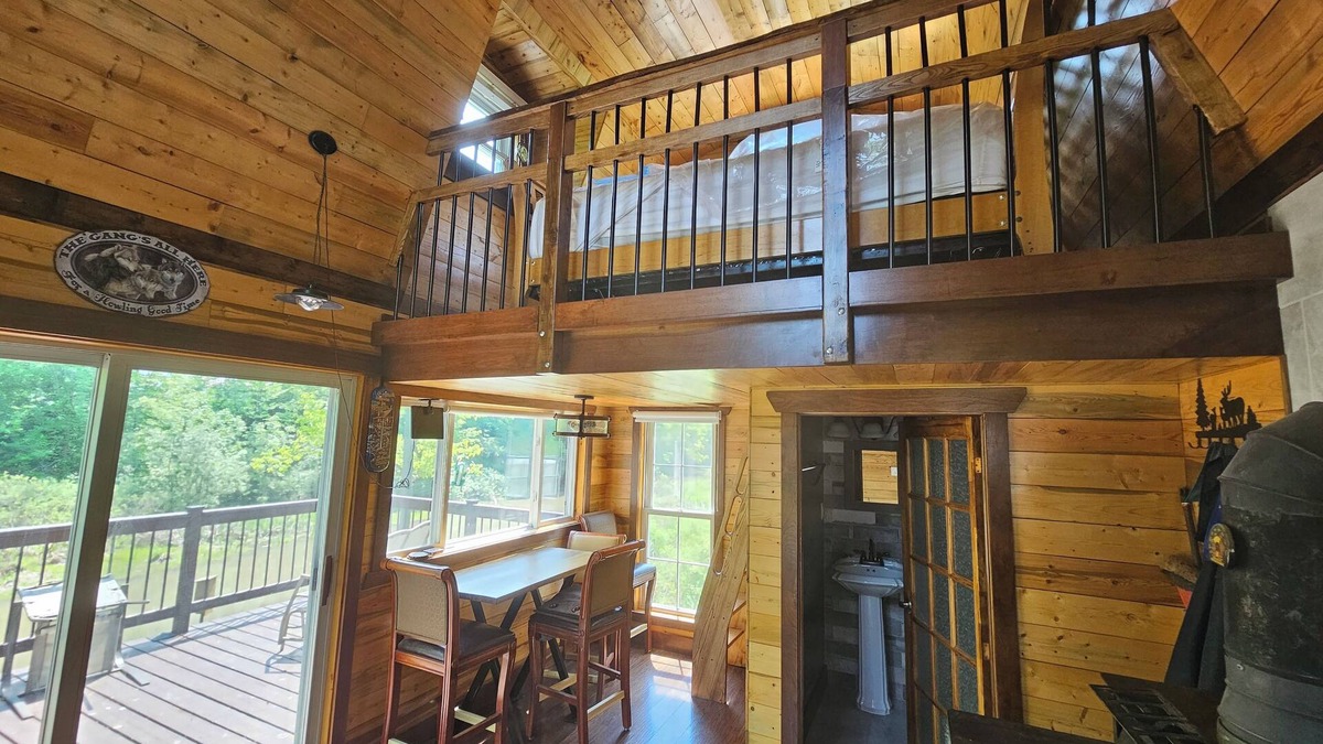 Niagara Falls Cabin | Creekside Retreat Treehouse In Cooksmills, 15 minutes from Niagara Falls