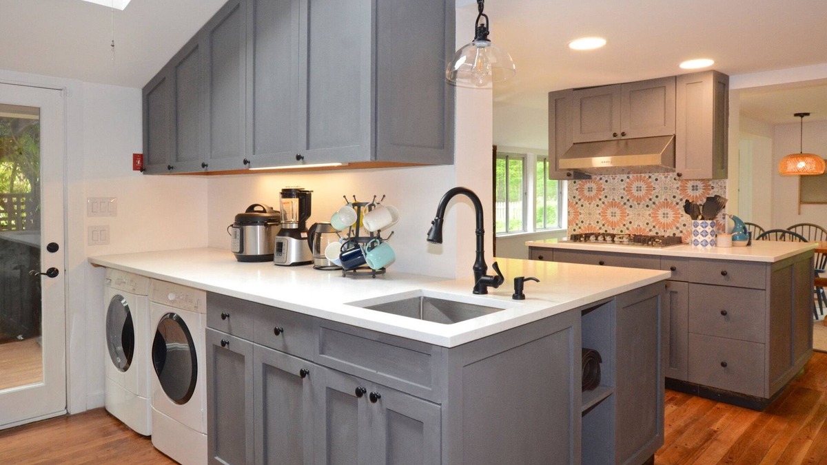 Catskill House | CREEKSIDE RETREAT, Pvt. Quiet, WiFi, TV, Hot Tub, Fireplace, Fire Pit, Dog Run