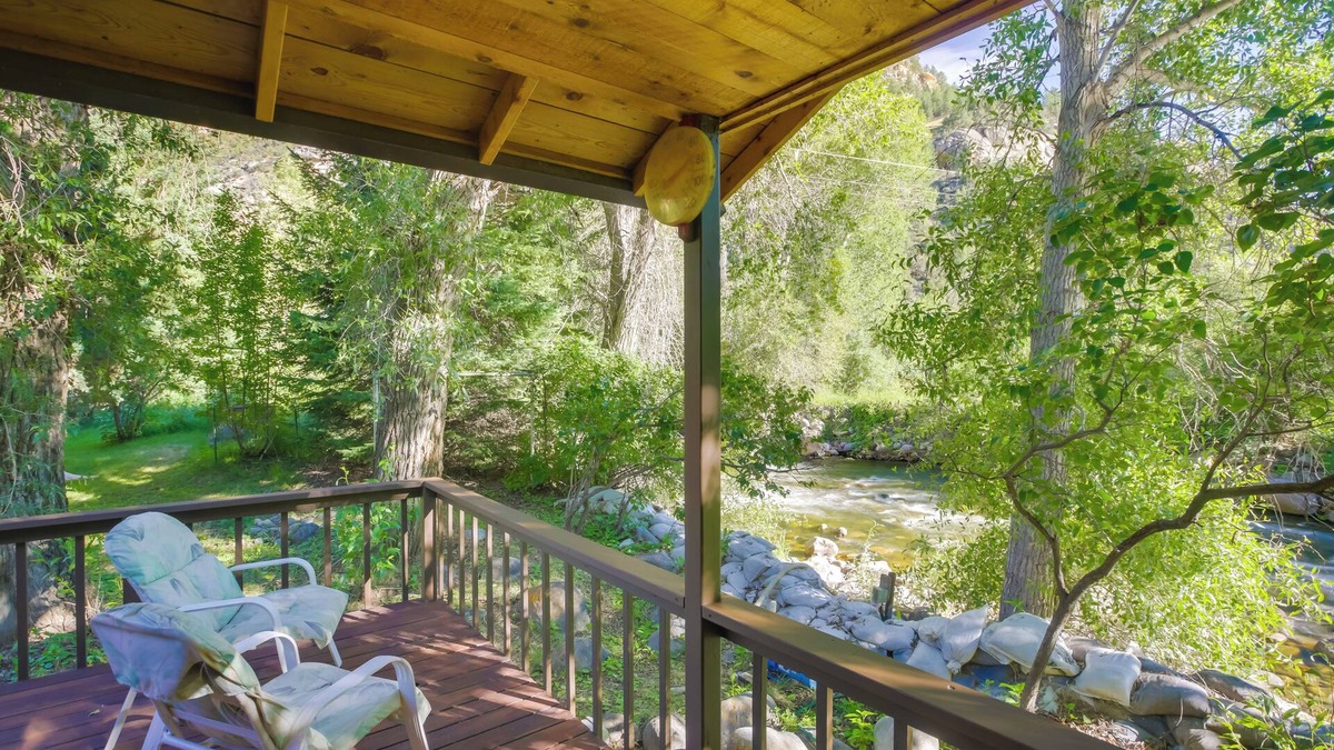 Ten Sleep Cabin | Creekside Ten Sleep Vacation Rental + Deck & Grill