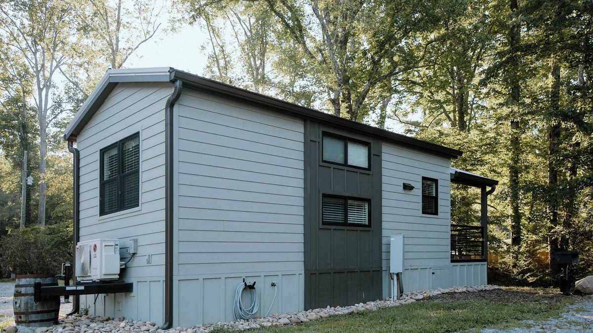 Pittman Center Cabin | Creekside Tiny Cabin - Fishing Lake - Groundhog Cabin