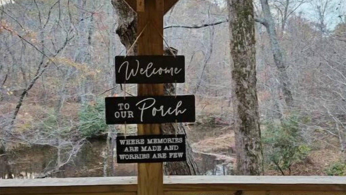 Piedmont House | Creekside treehouse. with hot tub.