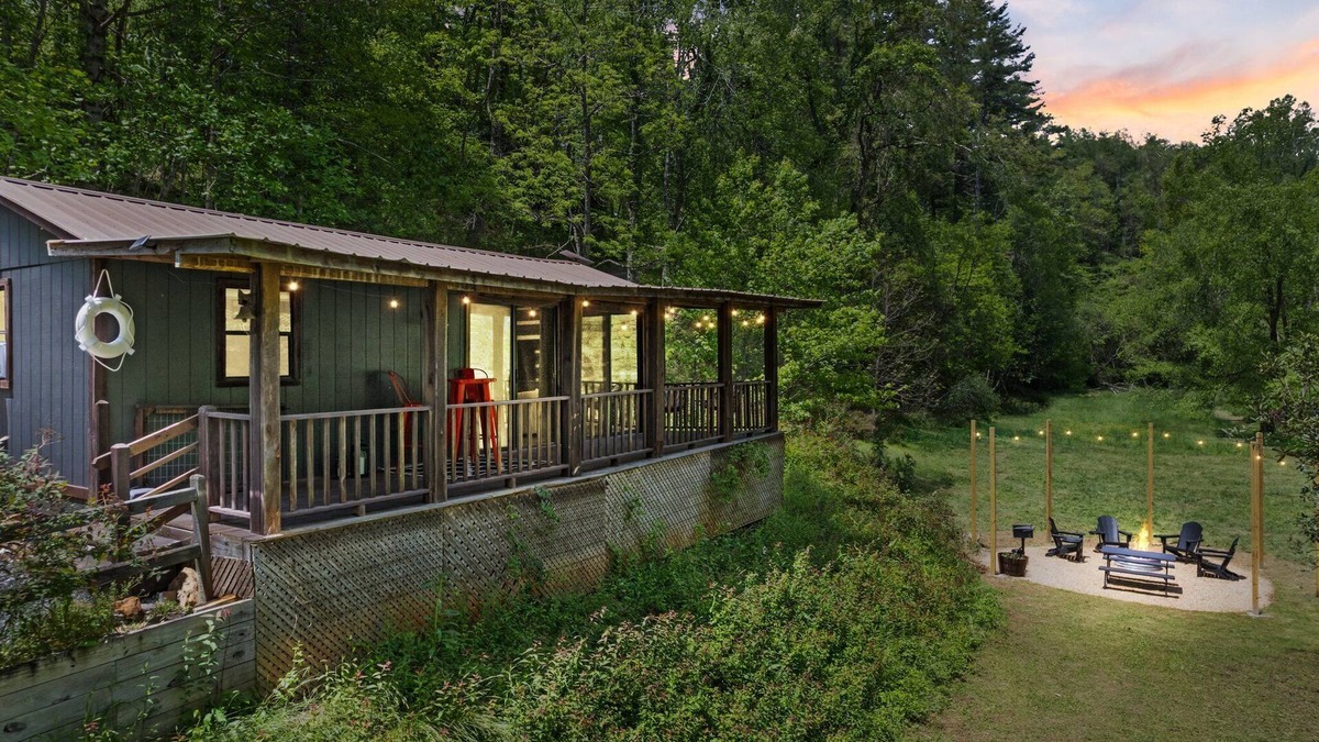 Hillsville Cabin | Creekside vibes - 1 bedroom cozy cabin w/outdoor fire pit + pet friendly!