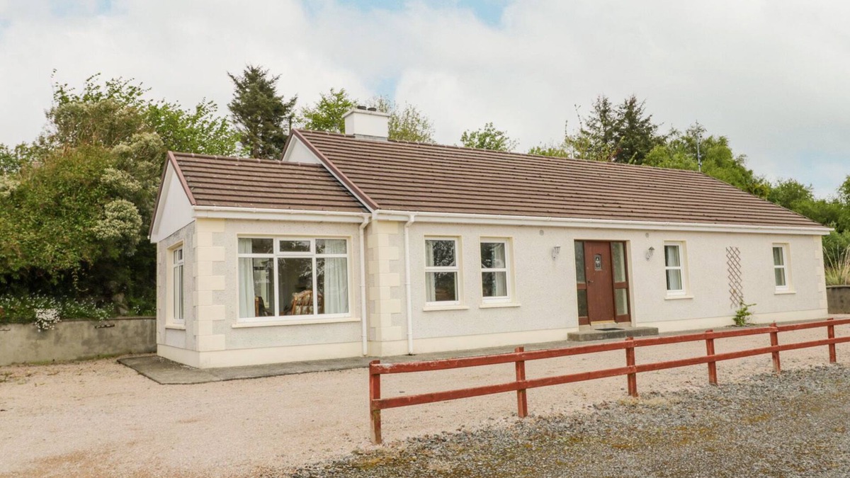 Portnablagh Cottage | CREESLOUGH VIEW, pet friendly in Creeslough, County Donegal