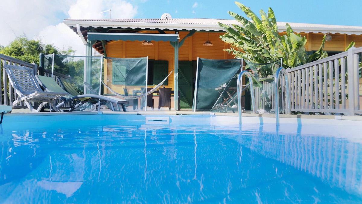 Le Vauclin Villa | Creole villa with shimmering colours and a pool