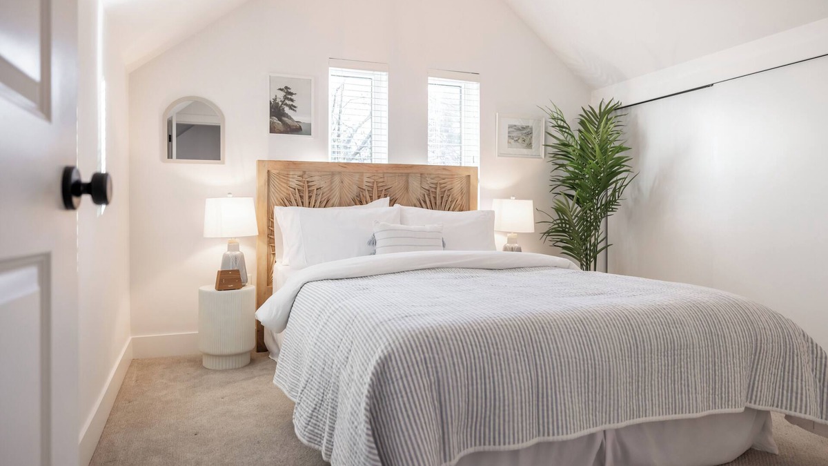 Crescent Beach Cottage | Crescent Heights Laneway Cottage