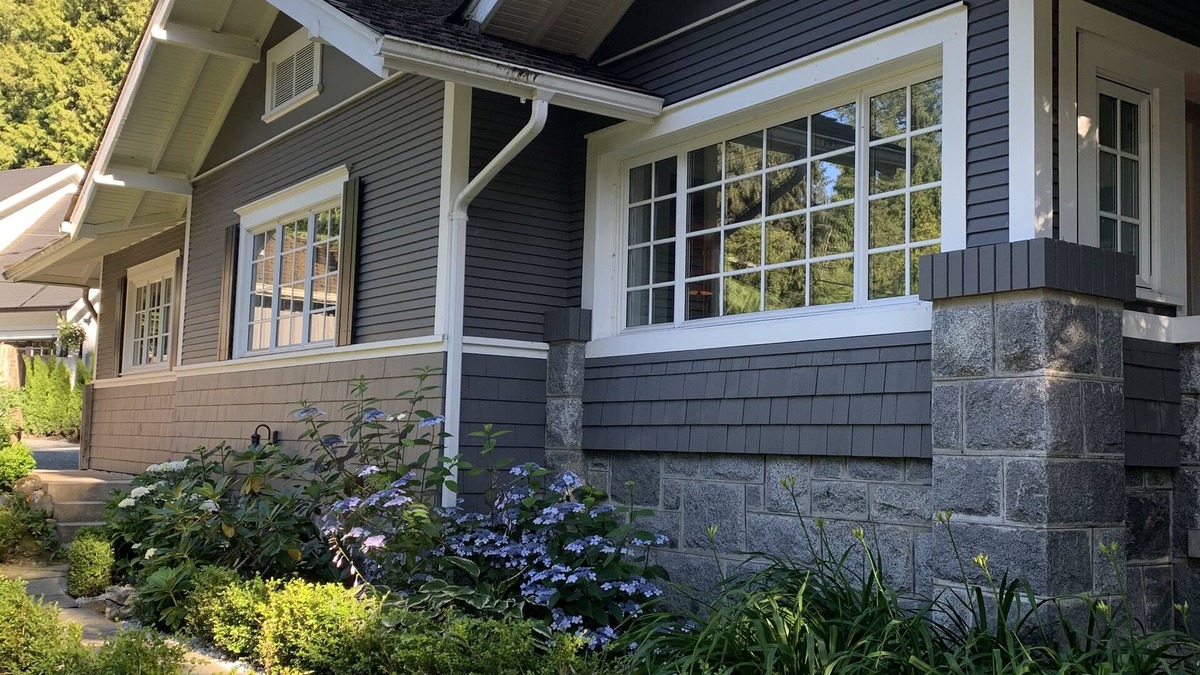 Surrey House | Crescent Park Heritage Bungalow ~ walking distance to Crescent Beach