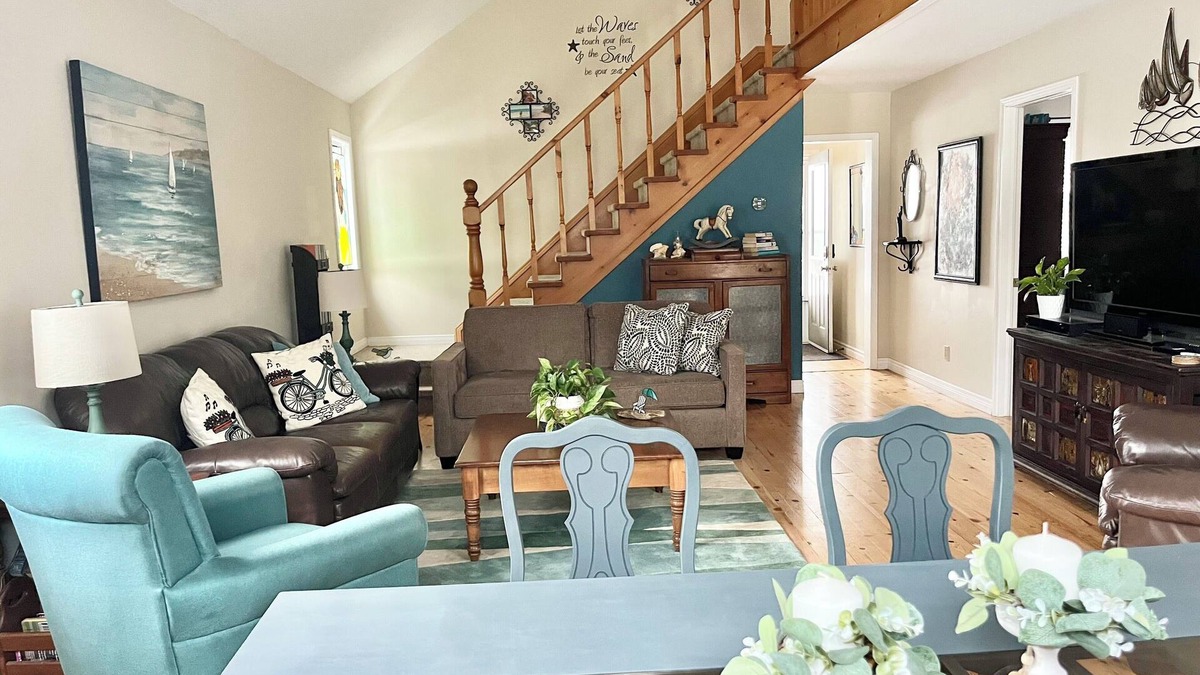 Bluewater Cottage | Crest Beach Lake House: 4-Season Getaway Between Bayfield and Grand Bend!