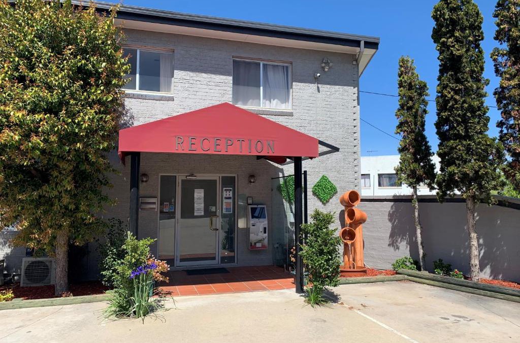 Queanbeyan Hotel | Crest Motor Inn
