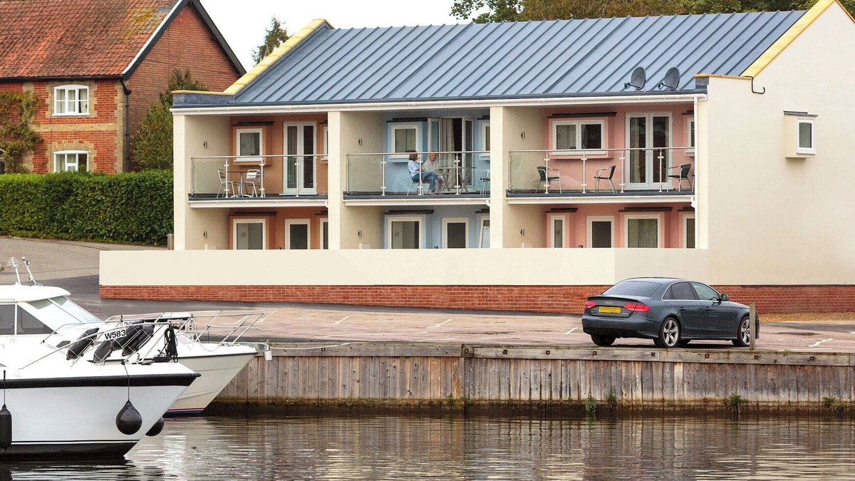Wroxham Cottage | Crested Grebe - UKC2109