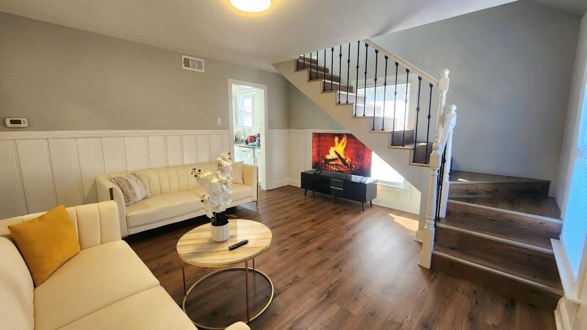 Crestwood House | Crestwood Gem! Family and pets friendly 3-bedroom house with WiFi, AC