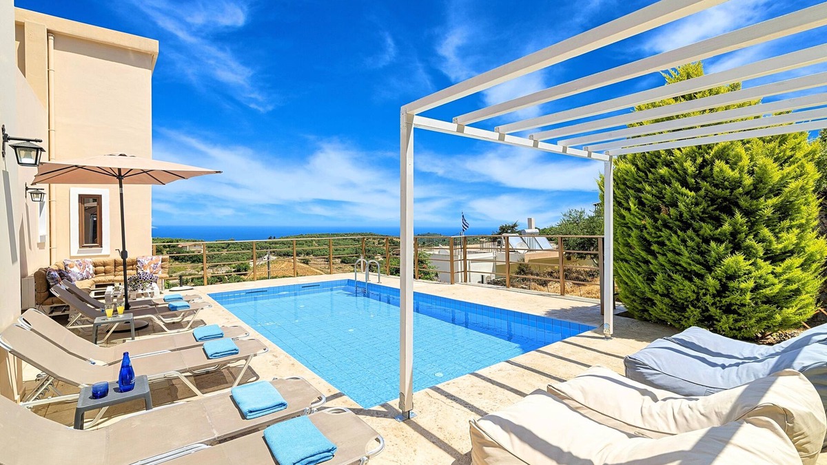 Kournas Villa | Cretan Sunny Villa Heated Pooln