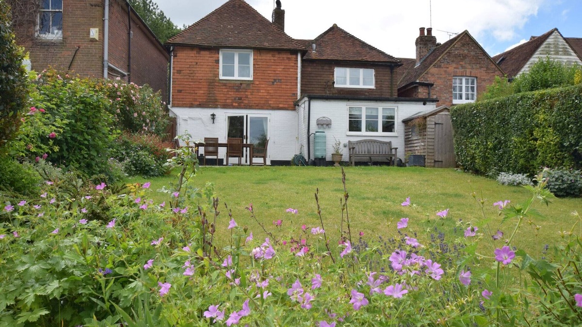Robertsbridge House | Cricket Cottage - Three Bedroom House, Sleeps 7