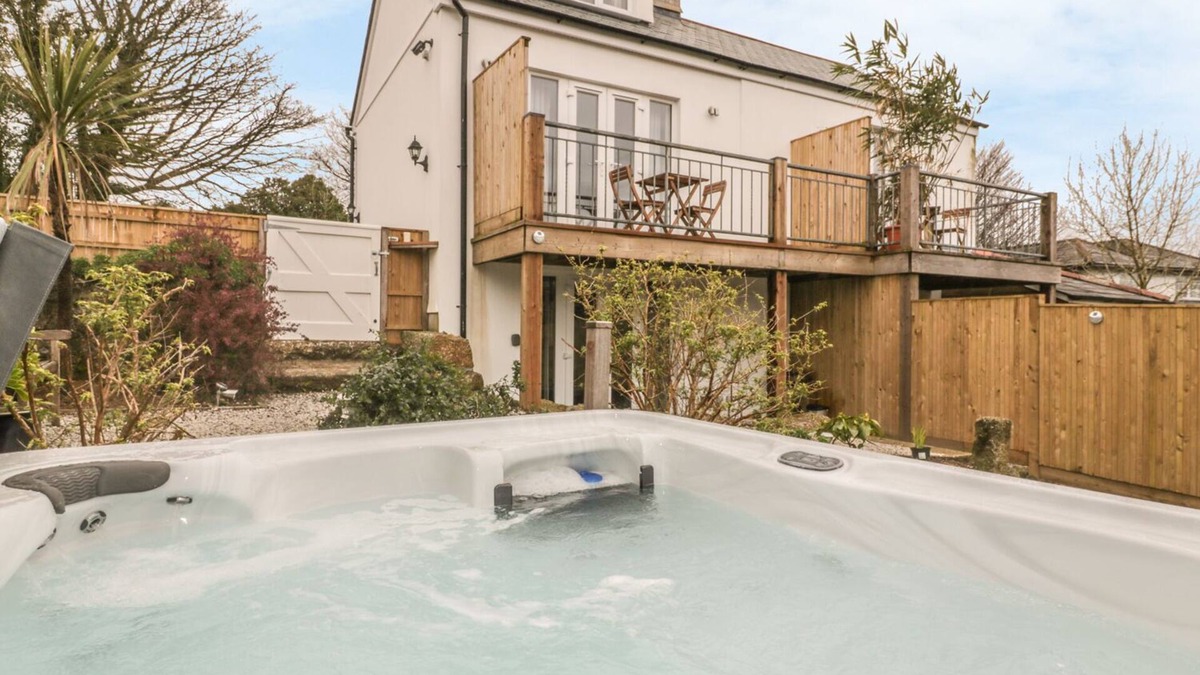 Stenalees Cottage | CRIFT FARM COTTAGE, pet friendly, with hot tub in Lanlivery, Cornwall
