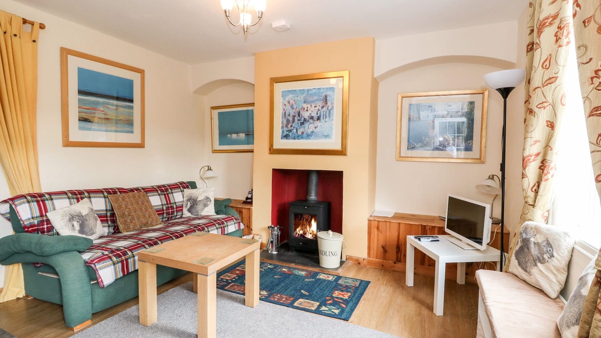 Cairnbaan Cottage | CRINAN CANAL COTTAGE, pet friendly, with open fire in Kilmartin