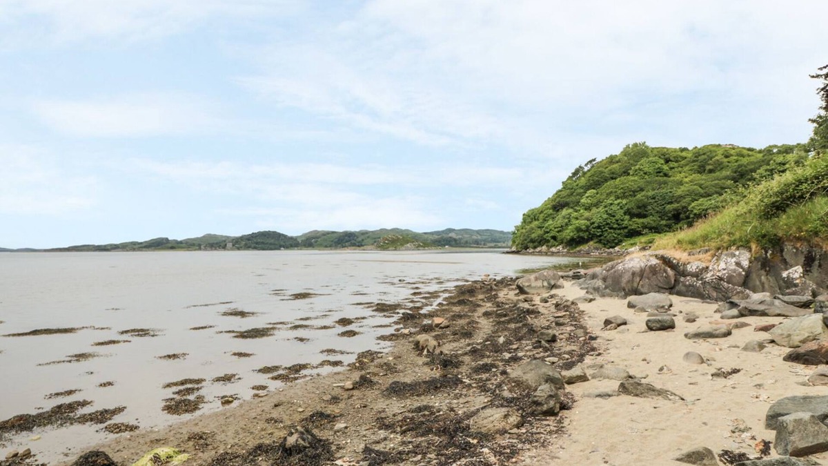 Cairnbaan Cottage | CRINAN CANAL COTTAGE NO8, pet friendly, with open fire in Kilmartin