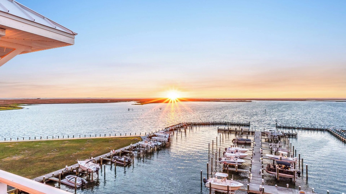 Crisfield Condo | Crisfield Penthouse Retreat with Amazing Water Views!