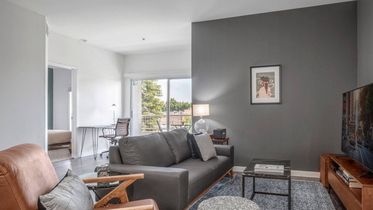 Hollywood Apartment | Crisp 2BR w/Gym + Pool in central Hollywood, close to WeHo by Blueground