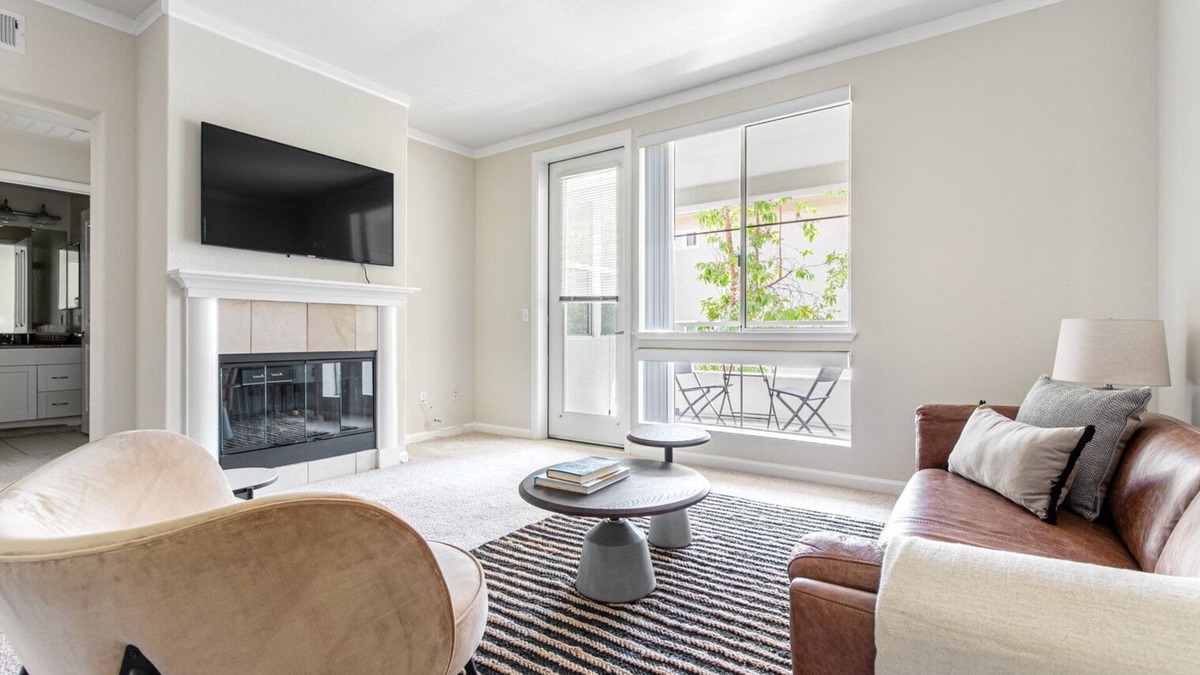 Central San Mateo Apartment | Crisp San Mateo 1BR w/Pool, Spa, Parking, walk to Shops by Blueground