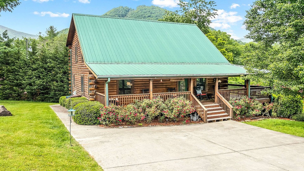 Maggie Valley Cabin | Crockett's Meadow! Hot Tub, Fast Wifi, Cable TV, Fire Pit, Gas Grill! See Elk!