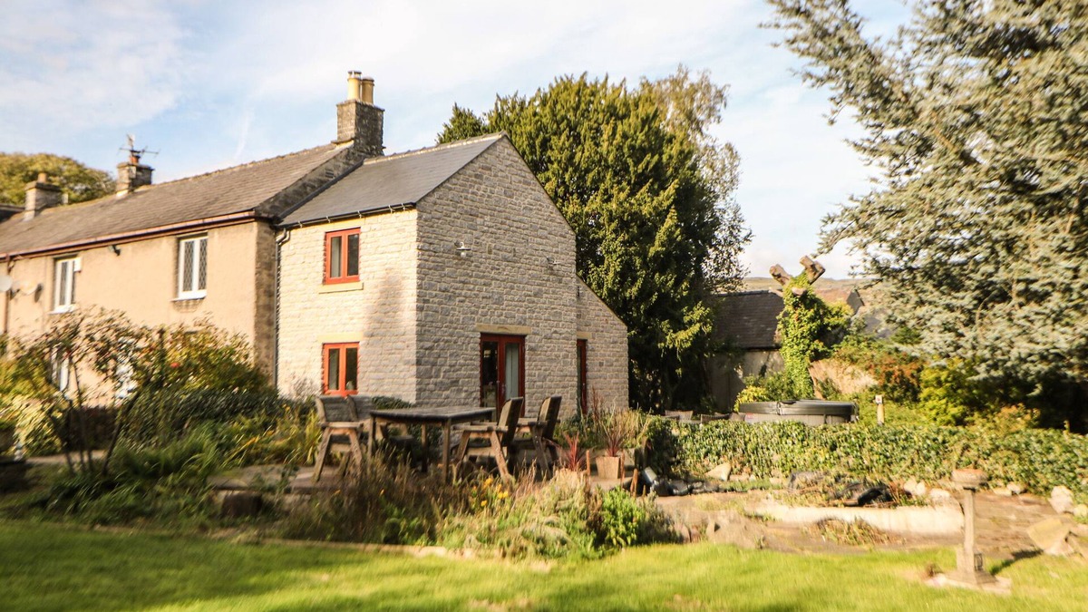 Castleton Cottage | CROFT COTTAGE, pet friendly, with hot tub in Castleton, Peak District