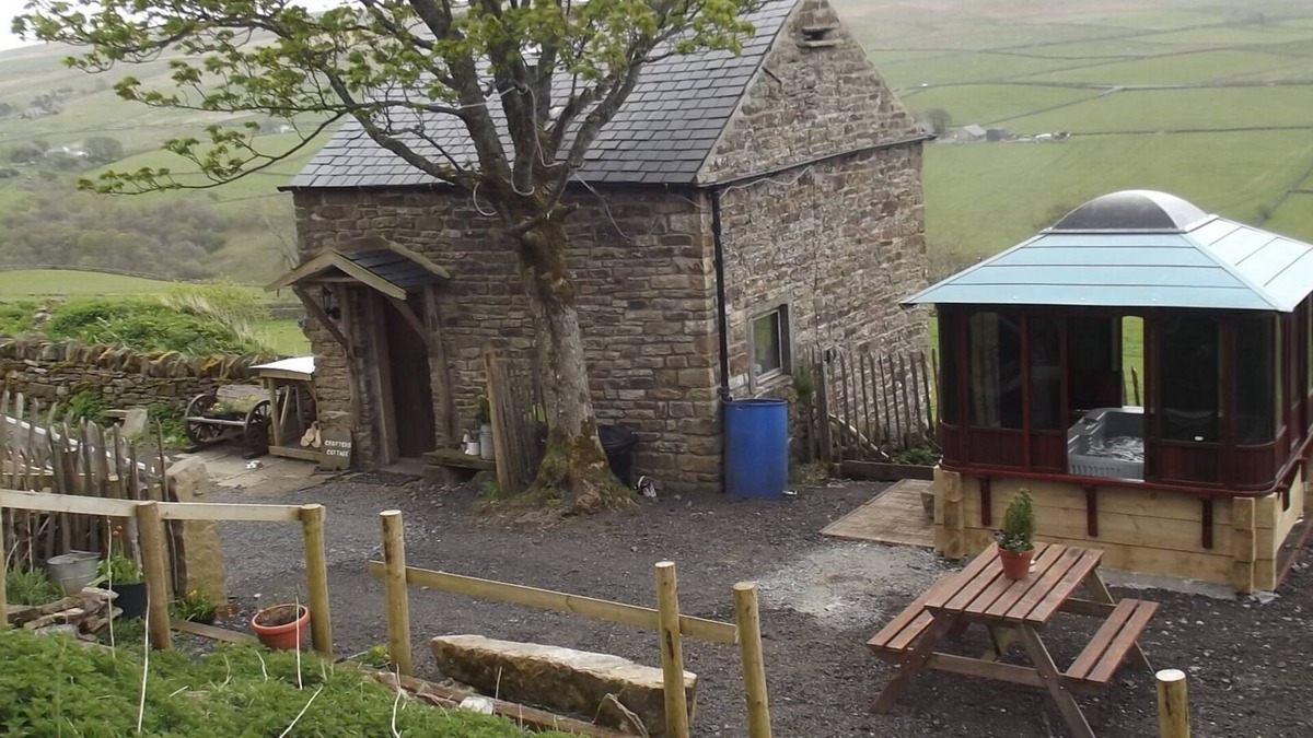 Alston Cottage | Crofters Cottage Cosy,Romantic with 24/7 private hottub sole use,Farm holiday