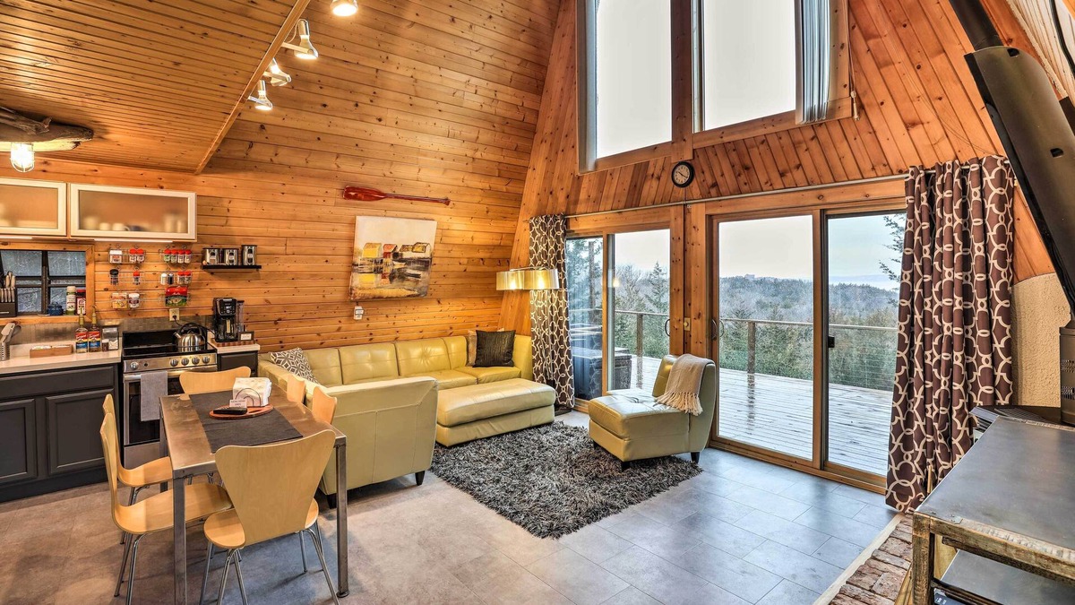 Crofton Cabin | Crofton Cabin w/Tropical Hut & Water Views!