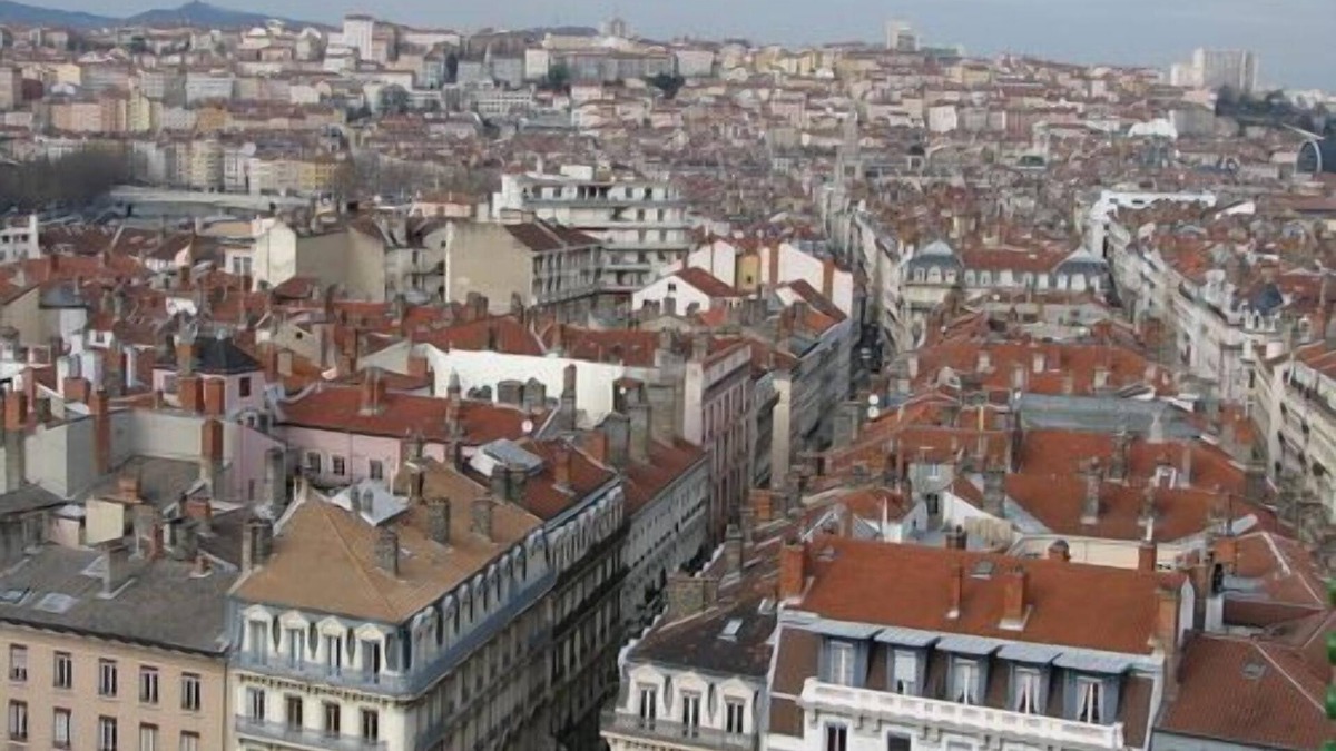 Croix Rousse Apartment | Croix rousse center /Duplex with overview on a garden, ancient building 18th century